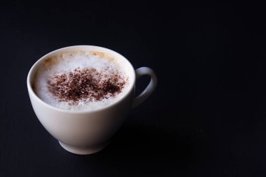 bir fincan kahve siyah bir arka plan üzerinde kahve