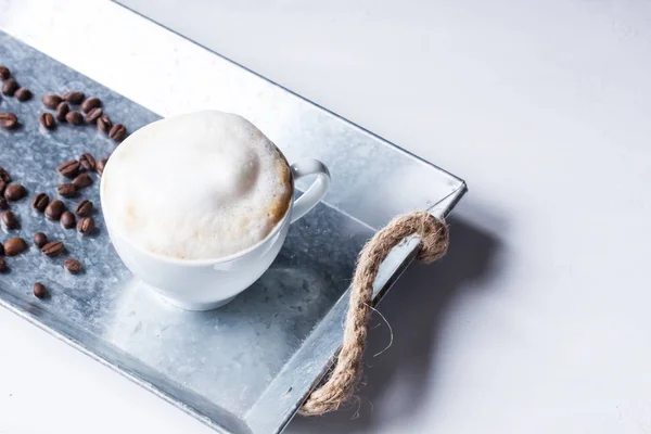 Latte koffie op een dienblad — Stockfoto