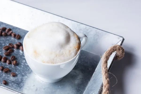 Latte kávé, egy tálcán — Stock Fotó