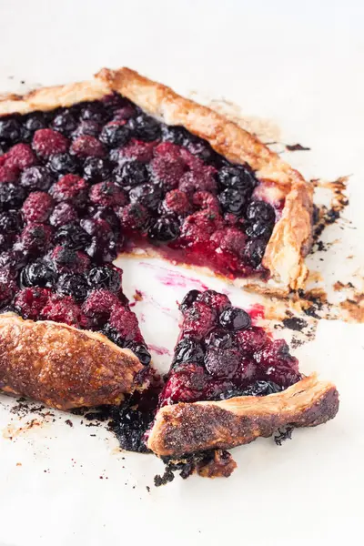 Berry galette na pergaminie papieru — Zdjęcie stockowe