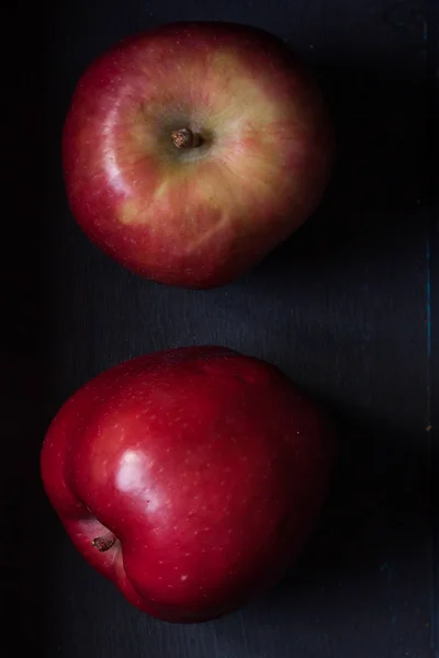 Iki kırmızı elma — Stok fotoğraf