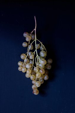 siyah bir zemin üzerine Yeşil üzüm