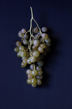 siyah bir zemin üzerine Yeşil üzüm