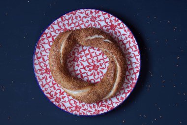 Simit, simit siyah bir zemin üzerine