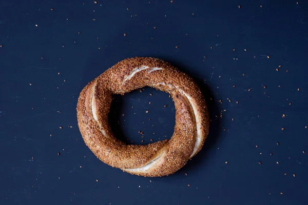 Simit, turecki bagel na czarnym tle — Zdjęcie stockowe