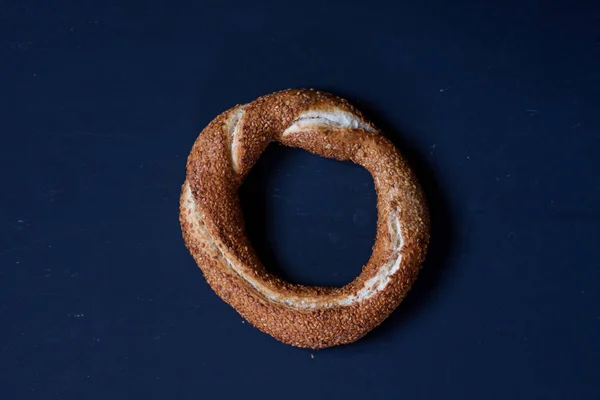 Simit，在黑色背景上的土耳其面包 — 图库照片