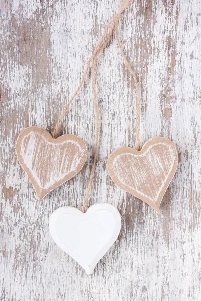 Coeurs en bois sur un fond en bois blanc — Photo