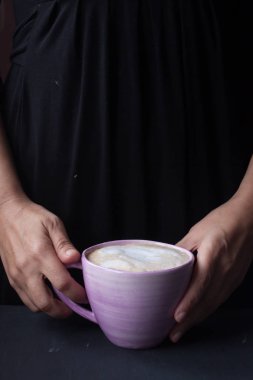 bir fincan kahve, latte tutan el