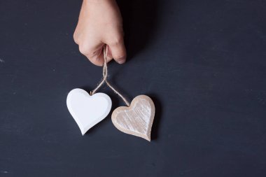 siyah zemin ahşap Kalpler