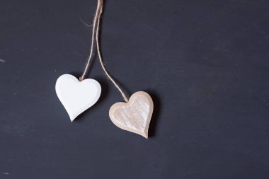 siyah zemin ahşap Kalpler