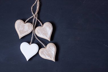 siyah zemin ahşap Kalpler