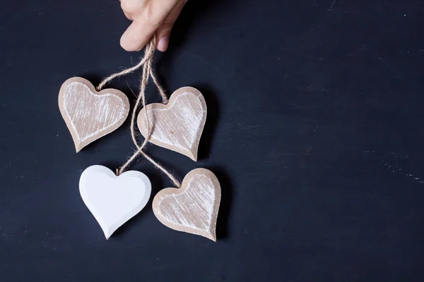 Corazones de madera sobre un fondo negro — Foto de Stock