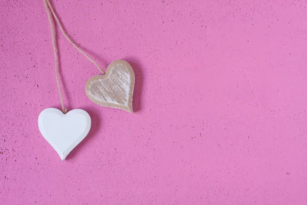 Cuori di legno su uno sfondo rosa — Foto Stock