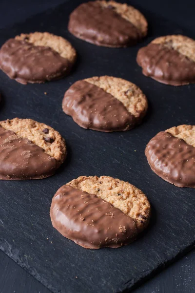 Cookies helft van chocolade bedekt — Stockfoto