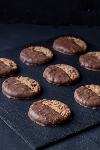 Galletas mitad de chocolate cubierto —  Fotos de Stock