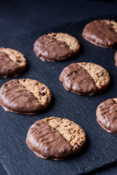 Galletas mitad de chocolate cubierto —  Fotos de Stock