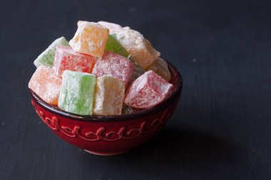 Siyah bir zemin üzerine lokum lokum