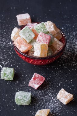 Siyah bir zemin üzerine lokum lokum