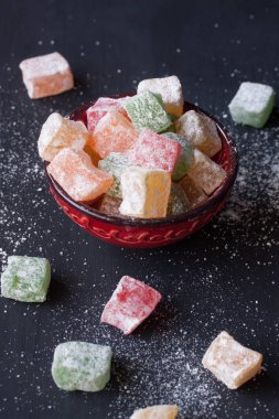 Siyah bir zemin üzerine lokum lokum