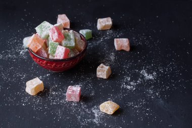 Siyah bir zemin üzerine lokum lokum