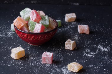 Siyah bir zemin üzerine lokum lokum