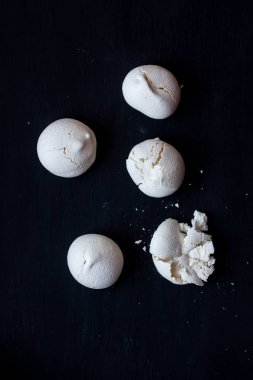 siyah bir zemin üzerine beze kurabiye