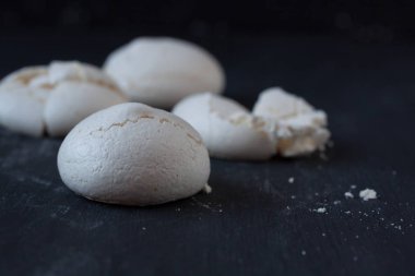 siyah bir zemin üzerine beze kurabiye