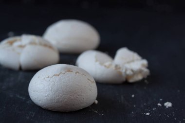 siyah bir zemin üzerine beze kurabiye