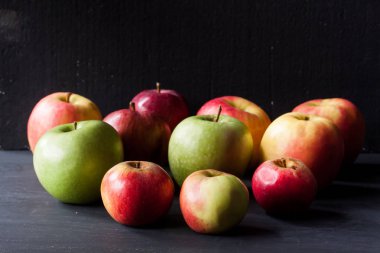 siyah bir arka plan üzerinde kırmızı ve yeşil elma