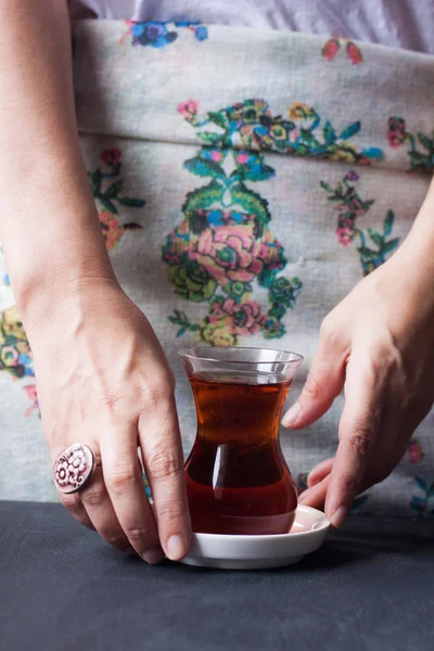 Černý čaj s sloužící turecký čaj sklo — Stock fotografie