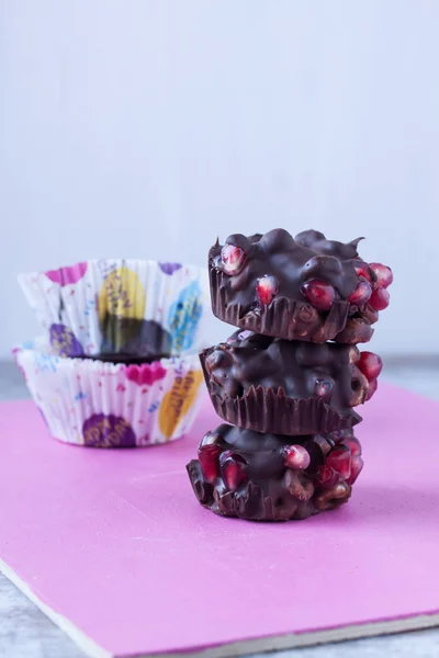 Chocolate con frutas de granada — Foto de Stock