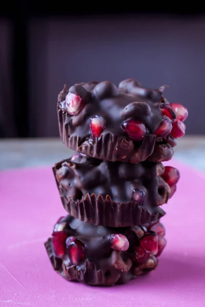 Chocolate con frutas de granada —  Fotos de Stock
