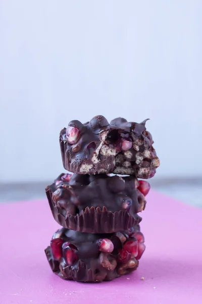 Chocolate con frutas de granada — Foto de Stock