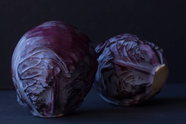 siyah bir zemin üzerine mor lahana