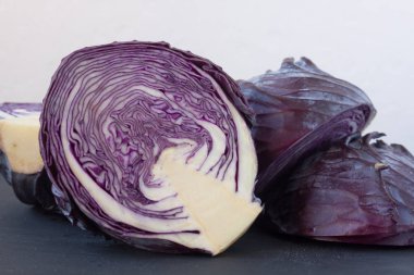 siyah bir zemin üzerine mor lahana