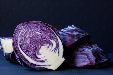 siyah bir zemin üzerine mor lahana