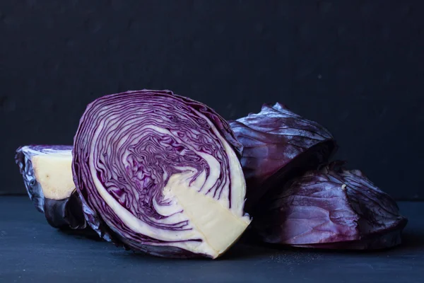 Фиолетовая капуста на черном фоне — стоковое фото