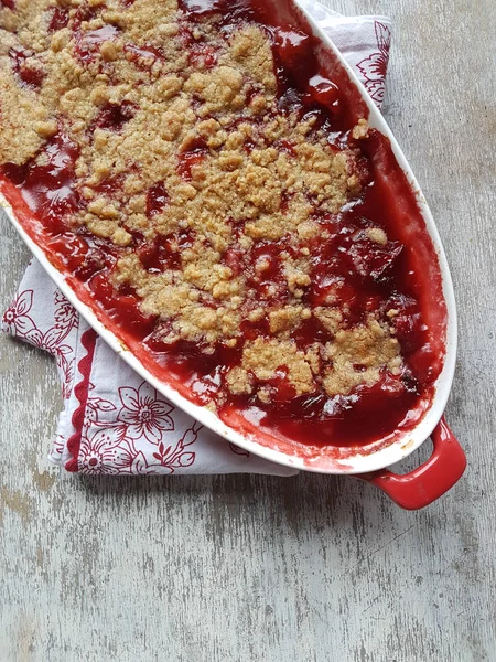 Strawberry crumble on a white wooden background — Stock Photo, Image