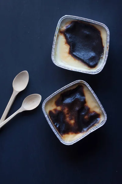 Budín de arroz sutlac sobre fondo negro —  Fotos de Stock