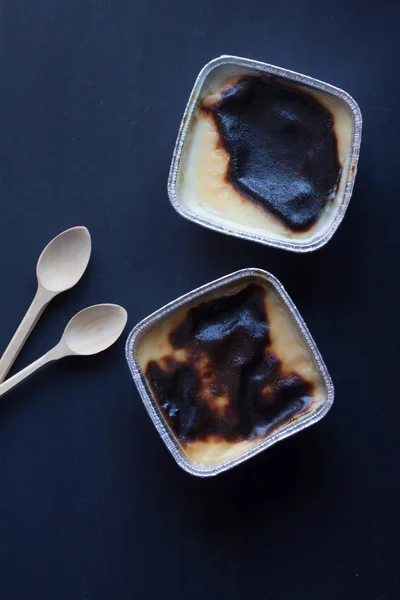 Arroz pudim sutlac em um fundo preto — Fotografia de Stock