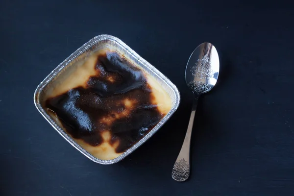 Pudding de riz sutlac sur fond noir — Photo