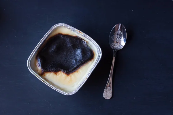 Arroz pudim sutlac em um fundo preto — Fotografia de Stock