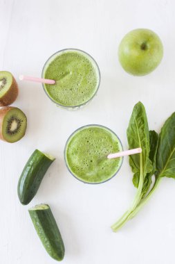 yeşil sebze ve meyve suyu