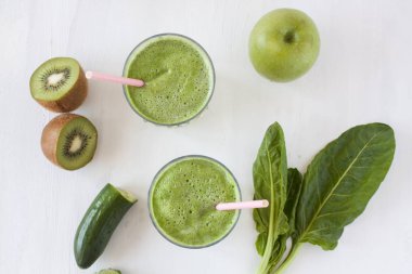 yeşil sebze ve meyve suyu