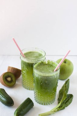 yeşil sebze ve meyve suyu