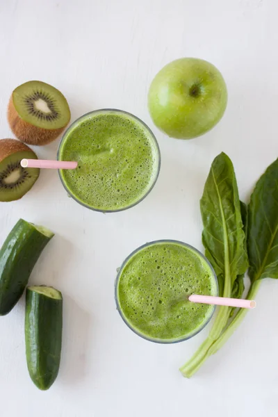 Suco de frutas e vegetais verdes — Fotografia de Stock
