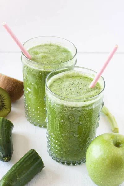 Suco de frutas e vegetais verdes — Fotografia de Stock