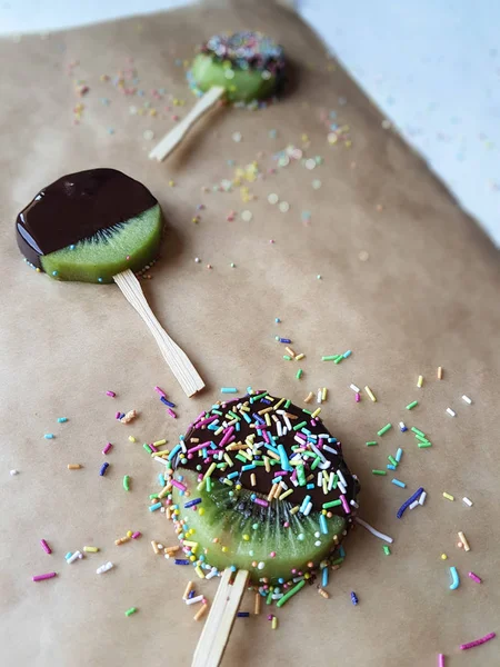 Fondue de chocolate y kiwi, salpicaduras de azúcar —  Fotos de Stock