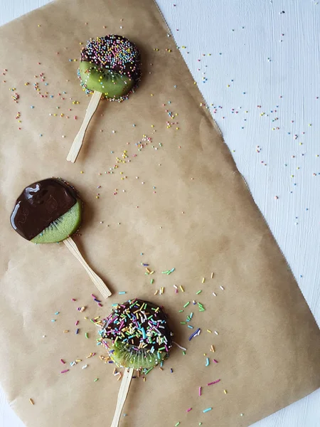 Chocolate fondue and kiwi,sugar sprinkles — Stock Photo, Image