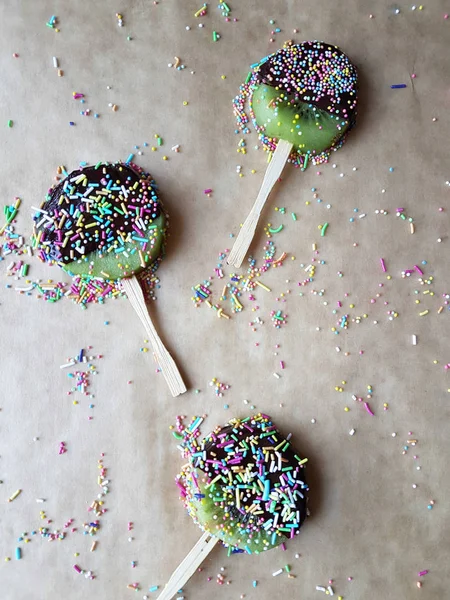 Chocolate fondue and kiwi,sugar sprinkles — Stock Photo, Image